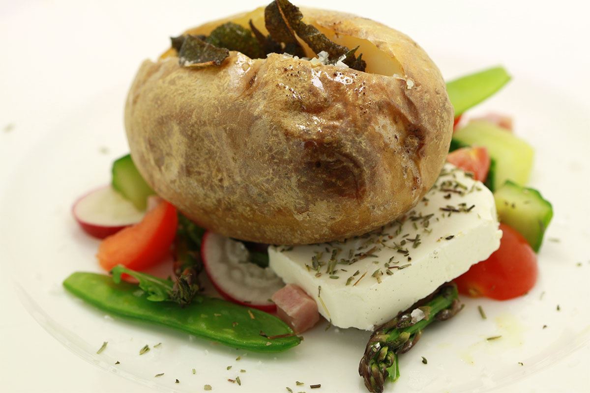 Backkartoffel mit Salbeibutter und Schinkensalat - RezeptePlan.de