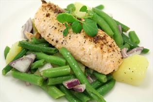 Lachs mit kaltem Kartoffelsalat Lachs mit kaltem Kartoffelsalat