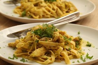 Hähnchen in Curry mit Pasta Hähnchen in Curry mit Pasta