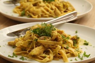 Hähnchen in Curry mit Pasta