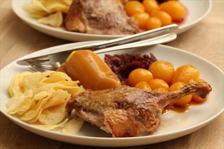 Entenbraten mit Kartoffeln und Rotkohl Entenbraten mit Kartoffeln und Rotkohl