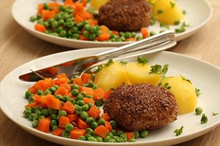 Hacksteaks mit Erbsen und Möhren Hacksteaks mit Erbsen und Möhren