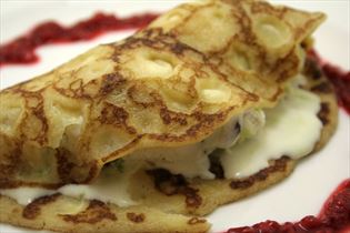 Pfannkuchen mit Eis und Himbeermus Pfannkuchen mit Eis und Himbeermus