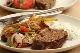 Griechischer Hackbraten mit Tsatsiki Griechischer Hackbraten mit Tsatsiki