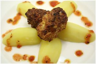 Frikadellen mit Kartoffeln und Tomatensauce Frikadellen mit Kartoffeln und Tomatensauce
