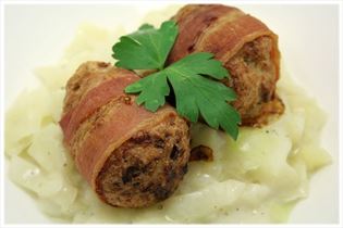 Frikadellen mit Bacon und Weißkohl in heller Sauce