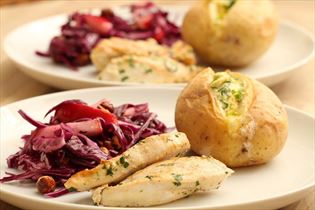 Backkartoffel mit Hähnchen und Rotkrautsalat Backkartoffel mit Hähnchen und Rotkrautsalat