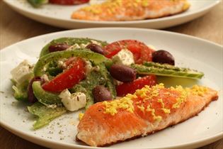 Lachs mit griechischem Salat Lachs mit griechischem Salat