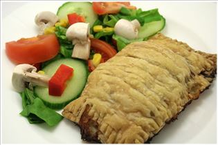 Rinderhack im Blätterteigmantel mit Salat Rinderhack im Blätterteigmantel mit Salat