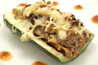 Gefüllte Zucchini mit Tomatensauce Gefüllte Zucchini mit Tomatensauce