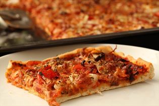 Pizza mit Schinken und Käse Pizza mit Schinken und Käse