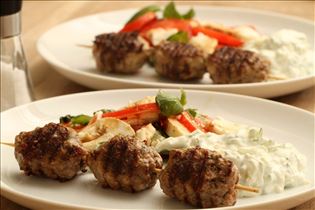 Griechische Fleischbällchen mit Tsatsiki und Tomatensalat Griechische Fleischbällchen mit Tsatsiki und Tomatensalat