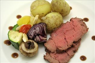 Rinderfilet mit Gemüsespieß und Rotweinsauce