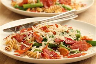 Pastasalat mit Spargel und Parmaschinken Pastasalat mit Spargel und Parmaschinken