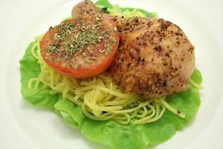 Grillhähnchen mit Pasta und Salat