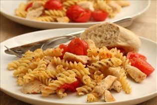 Gebratene Pasta mit Hähnchen und Tomate