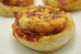 Pizzaschnecken mit Pepperoni und Zwiebel Pizzaschnecken mit Pepperoni und Zwiebel