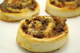 Pizzaschnecken mit Rindfleisch und Gemüsepaprika Pizzaschnecken mit Rindfleisch und Gemüsepaprika
