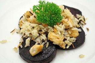 Gebratene Rote Bete mit Hähnchen und Reis Gebratene Rote Bete mit Hähnchen und Reis