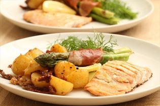 Lachs mit Zitrone und Dijon-Kartoffeln Lachs mit Zitrone und Dijon-Kartoffeln