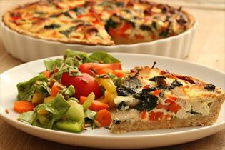 Hähnchenquiche mit Salat