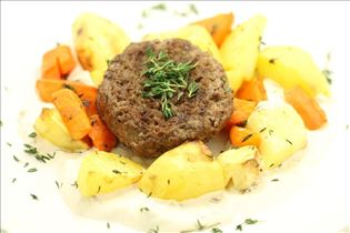 Hacksteak mit Ofenwurzelgemüse Hacksteak mit Ofenwurzelgemüse