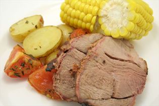 Lammkeule mit Mais und Rosmarinkartoffeln Lammkeule mit Mais und Rosmarinkartoffeln