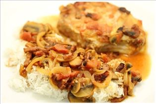 Ofenkoteletts mit Cocktailwürstchen und Champignons Ofenkoteletts mit Cocktailwürstchen und Champignons