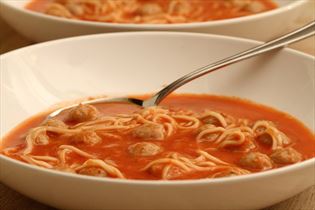 Tomatensuppe mit Nudeln und Fleischklößchen