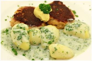 Fischfrikadellen mit Kartoffeln und Petersiliensauce