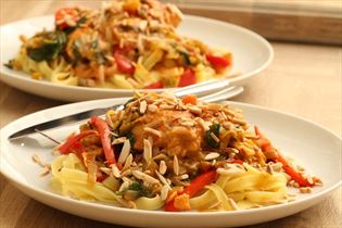 Pesto-Hähnchen mit frischer Pasta Pesto-Hähnchen mit frischer Pasta