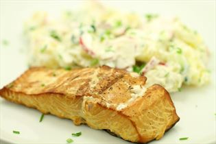 Grill-Lachs mit Kartoffelsalat Grill-Lachs mit Kartoffelsalat