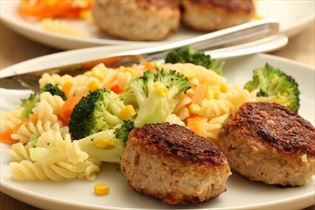 Frikadellen mit Pastasalat Frikadellen mit Pastasalat