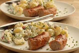 Kartoffelsalat mit Bratwurst