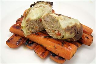 Weißkohlrouladen mit gebratenen Möhren Weißkohlrouladen mit gebratenen Möhren