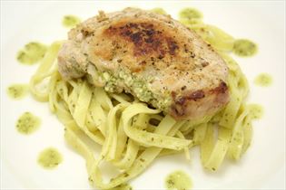 Gefüllte Koteletts mit Pasta Gefüllte Koteletts mit Pasta