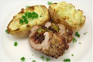 Schweinefilet mit gefüllten Kartoffeln Schweinefilet mit gefüllten Kartoffeln