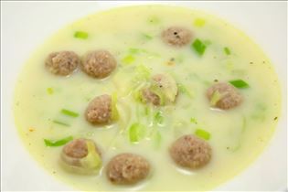 Porreesuppe mit Fleischklößchen