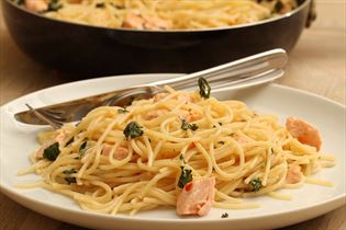 Lachs in Spaghetti mit Chilisauce