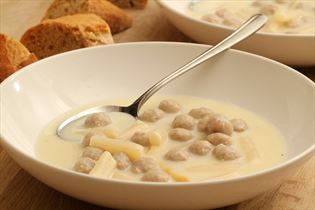 Spargelsuppe mit Fleischklößchen Spargelsuppe mit Fleischklößchen