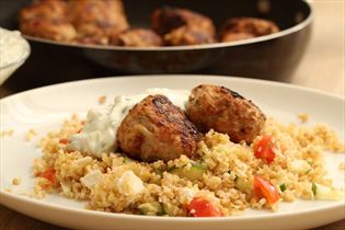 Griechische Frikadellen mit Bulgursalat und Tsatsiki Griechische Frikadellen mit Bulgursalat und Tsatsiki