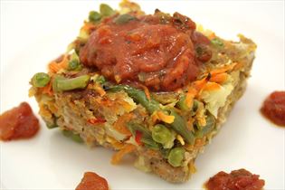 Hackbraten mit Gemüse und Tomatensauce Hackbraten mit Gemüse und Tomatensauce
