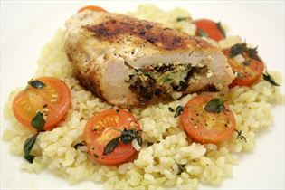 Gefüllte Hähnchenbrustfilets mit gebackenem Bulgur Gefüllte Hähnchenbrustfilets mit gebackenem Bulgur