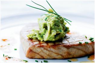 Gegrillter Thunfisch mit Wasabi-Avocado