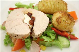 Ofen-Pute mit Fächerkartoffeln und Salat Ofen-Pute mit Fächerkartoffeln und Salat