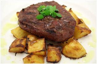 Rindersteak mit Barbecue-Kartoffeln und Sauce Bearnaise Rindersteak mit Barbecue-Kartoffeln und Sauce Bearnaise