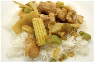 Chop Suey mit Hähnchen und Reis Chop Suey mit Hähnchen und Reis