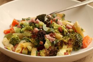 Pastagericht mit Schinken und Sauce Mornay Pastagericht mit Schinken und Sauce Mornay