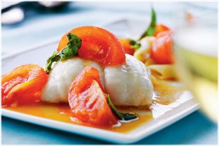 Im Ofen gebackene Rotzunge mit frischen Tomaten Im Ofen gebackene Rotzunge mit frischen Tomaten