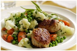 Frikadellen mit Gemüse in weißer Petersiliensauce Frikadellen mit Gemüse in weißer Petersiliensauce